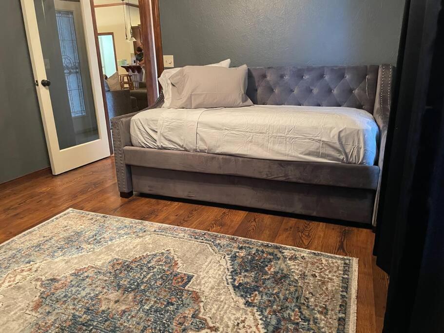 Enjoy leisure at 4BR, fireplace, & whirlpool photo 3