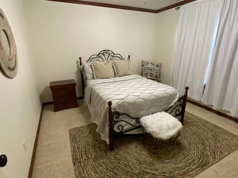 Enjoy leisure at 4BR, fireplace, & whirlpool photo 1