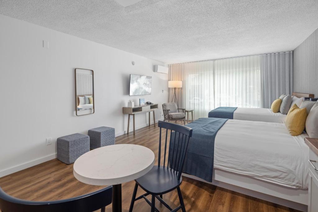Четырехместный (Улучшенный номер с 2 кроватями размера «queen-size»), Sea Harbor Hotel - San Diego