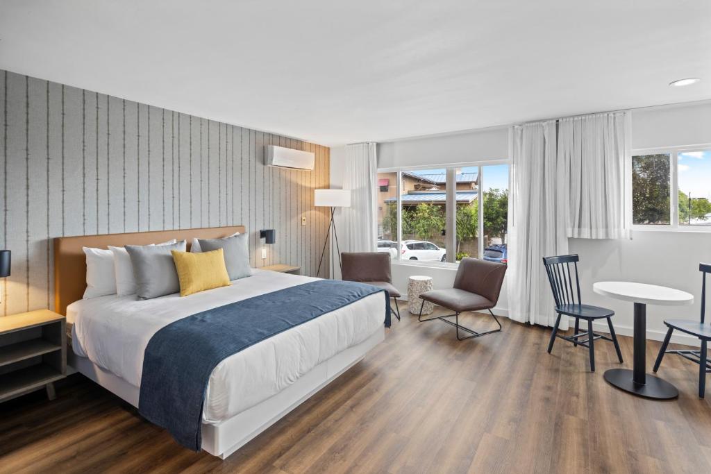 Двухместный (Улучшенный номер с кроватью размера «king-size»), Sea Harbor Hotel - San Diego