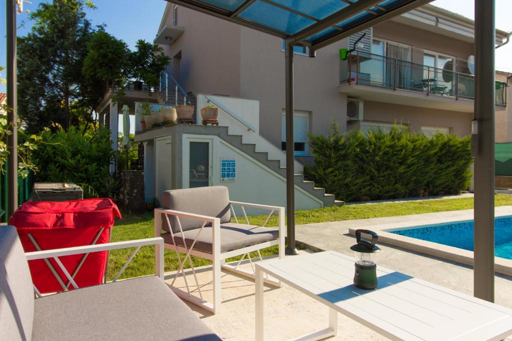 Lovely holiday home Pjacal II with pool in Pula photo 2