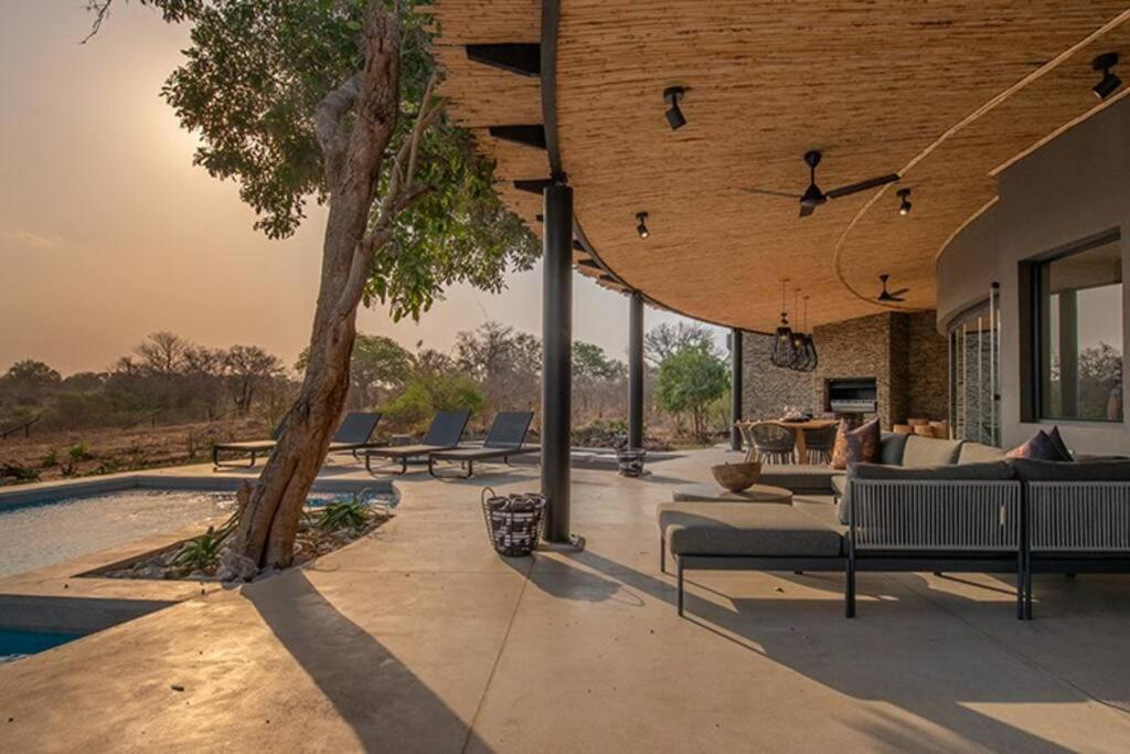 Luxury Villa looking onto Kruger National Park photo 1