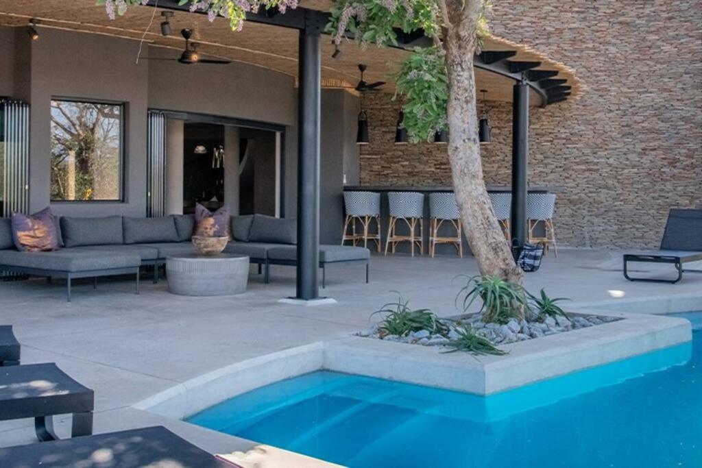 Luxury Villa looking onto Kruger National Park photo 4