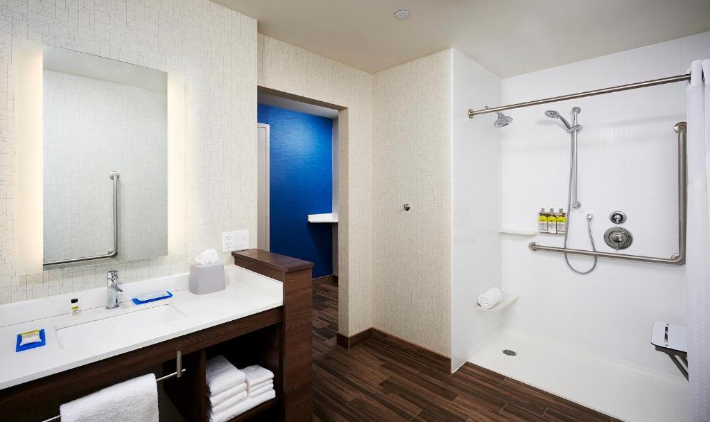 Holiday Inn Express - Sarnia - Point Edward, an IHG Hotel photo 4