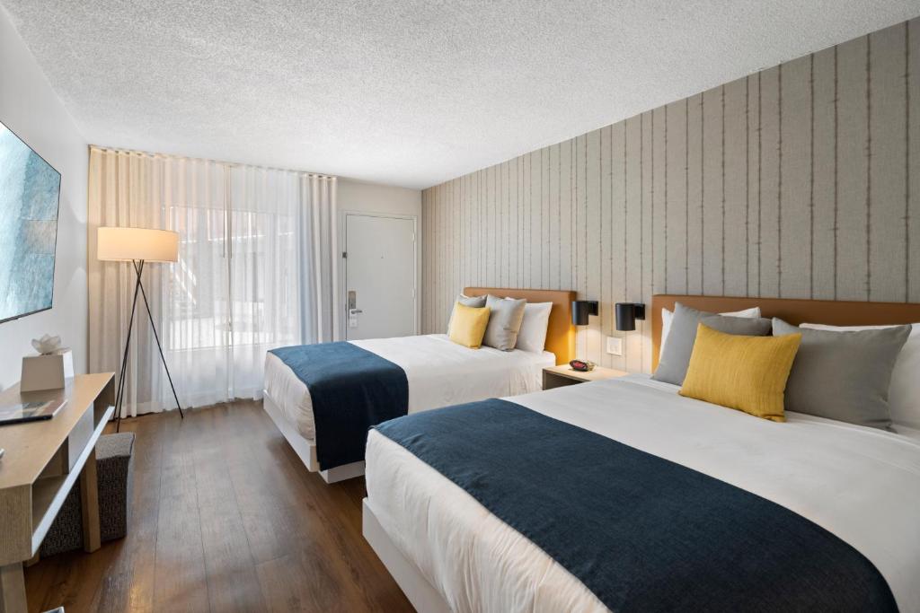 Четырехместный (Стандартный номер с двумя кроватями размера «queen-size»), Sea Harbor Hotel - San Diego