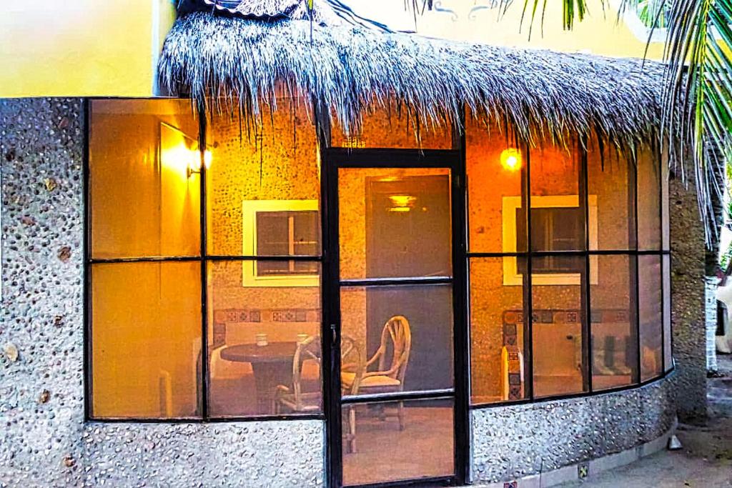 Antigua Lodge, 70 m from sandy beach photo 2
