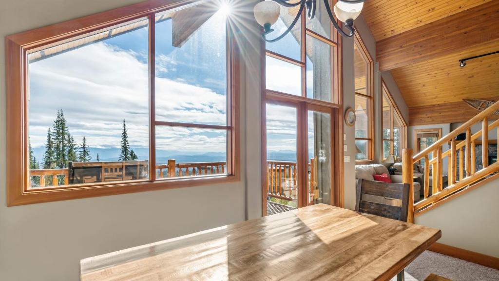 Coyote Creek - Large Ski InSki Out Chalet with Amazing Views Private Hot Tub photo 1