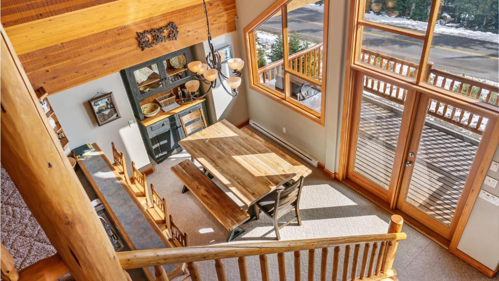 Coyote Creek - Large Ski InSki Out Chalet with Amazing Views Private Hot Tub photo 4
