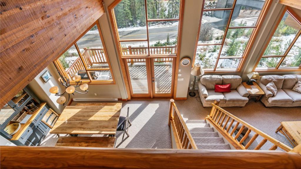 Coyote Creek - Large Ski InSki Out Chalet with Amazing Views Private Hot Tub photo 3