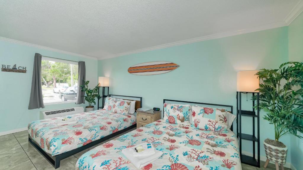 Heated Pool, Huge TV, Waterfront Tiki Bar & Grill, Close to Beaches image