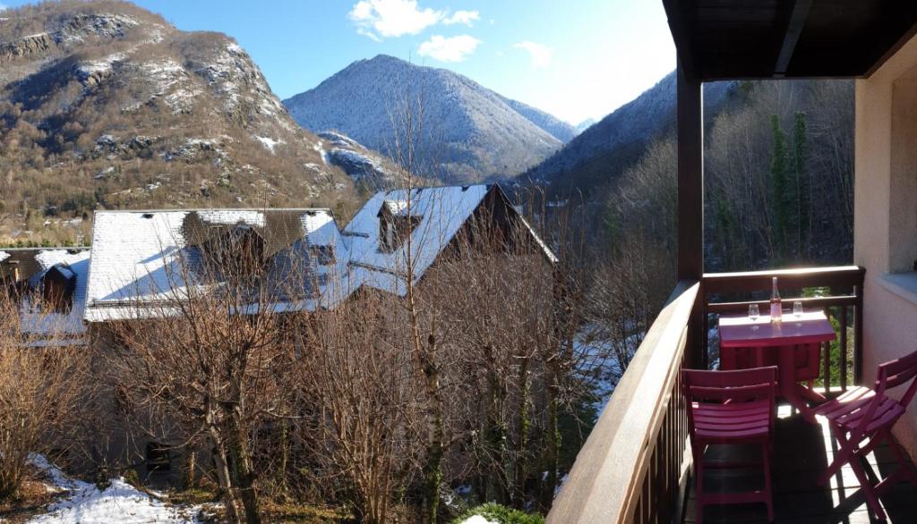 T2 vue sur les montagnes à Bagnères-de-Luchon 1*