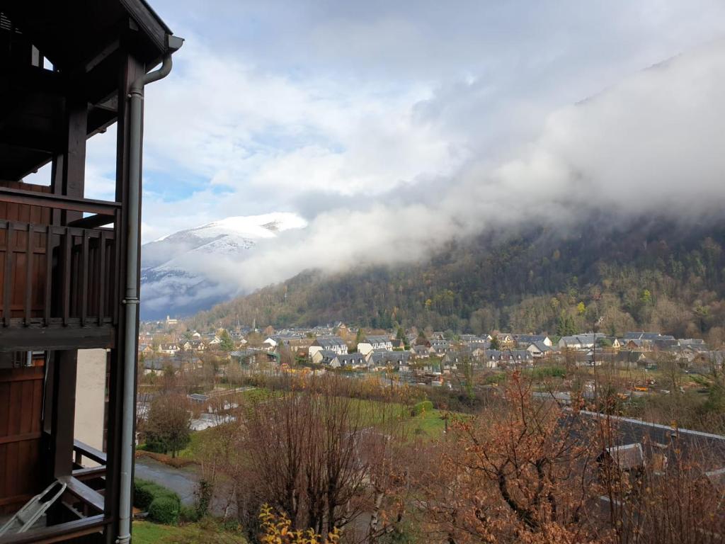 T2 vue sur les montagnes à Bagnères-de-Luchon 1* photo 1