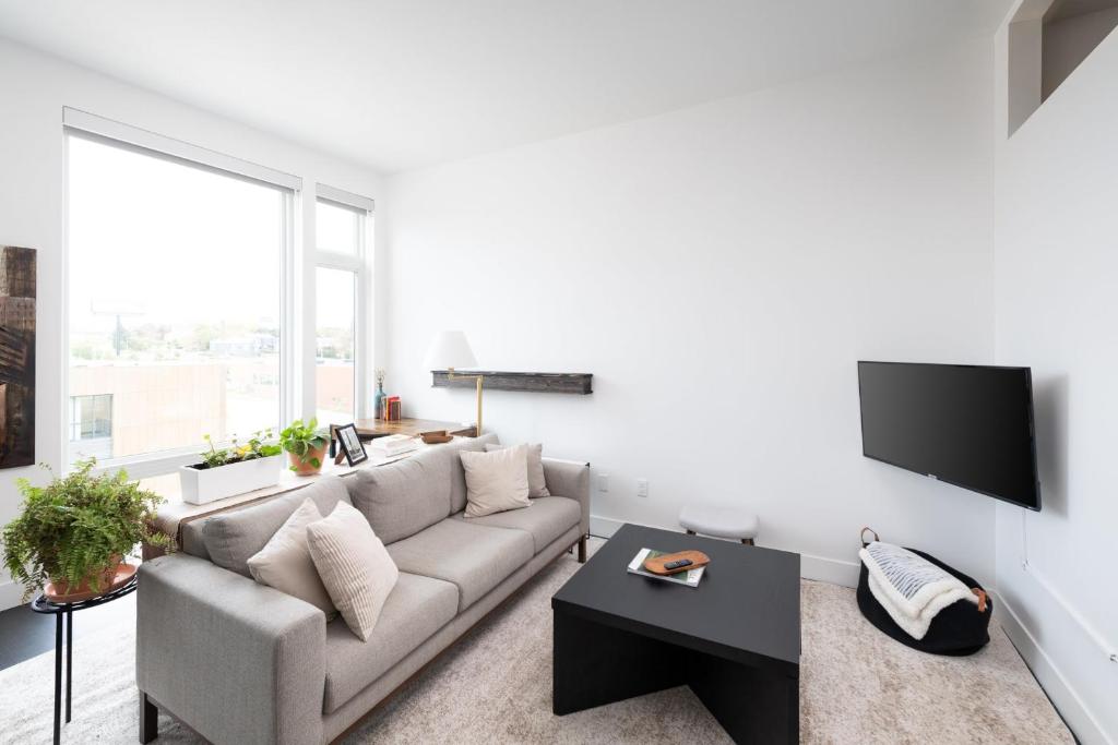 Flexhome Skywalk to Fiserv 1BR Apt U1 image