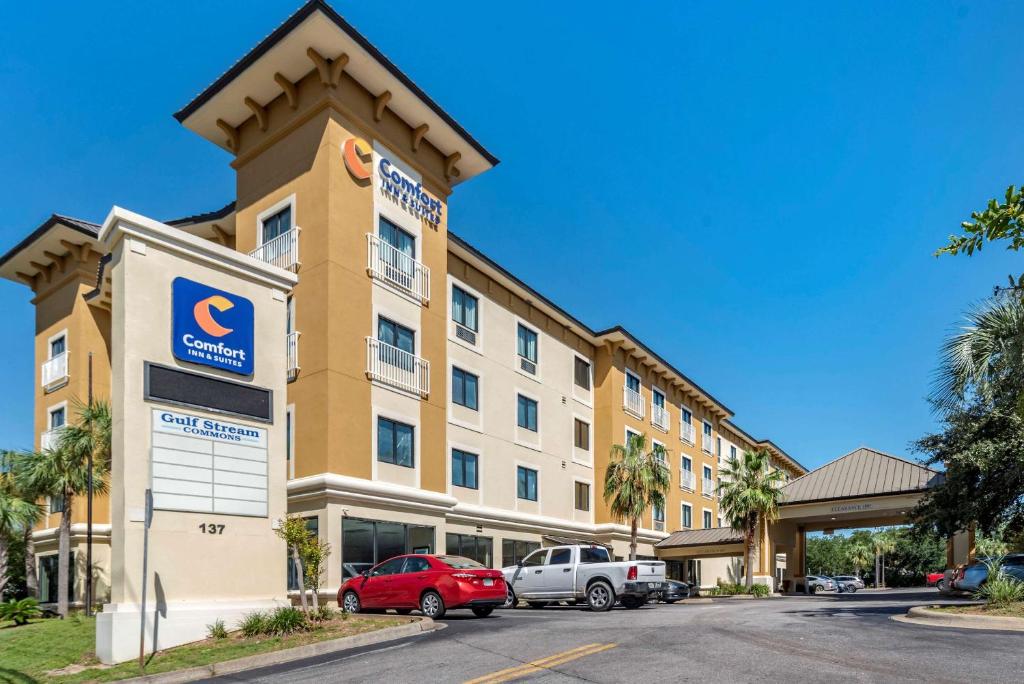 Comfort Inn And Suites image