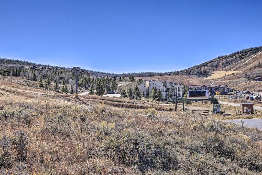 Ski-In and Out Granby Condo with Mtn Views, Balcony photo 3