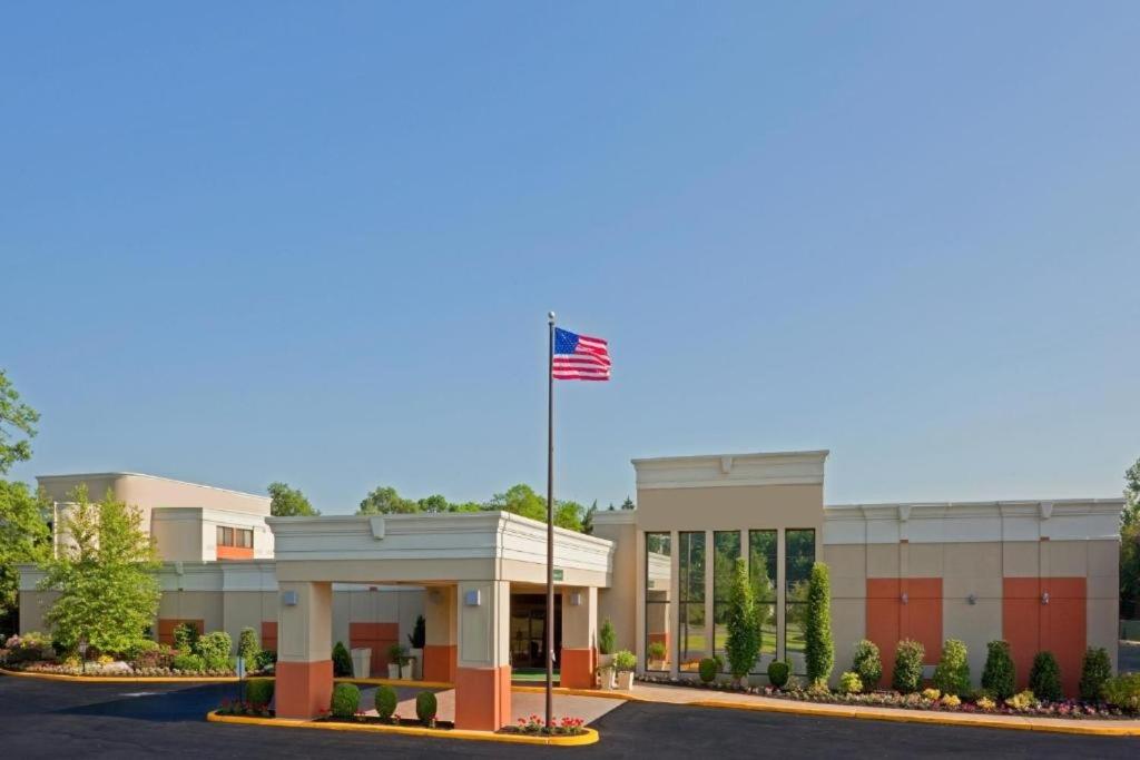 Armoni Inn & Suites image