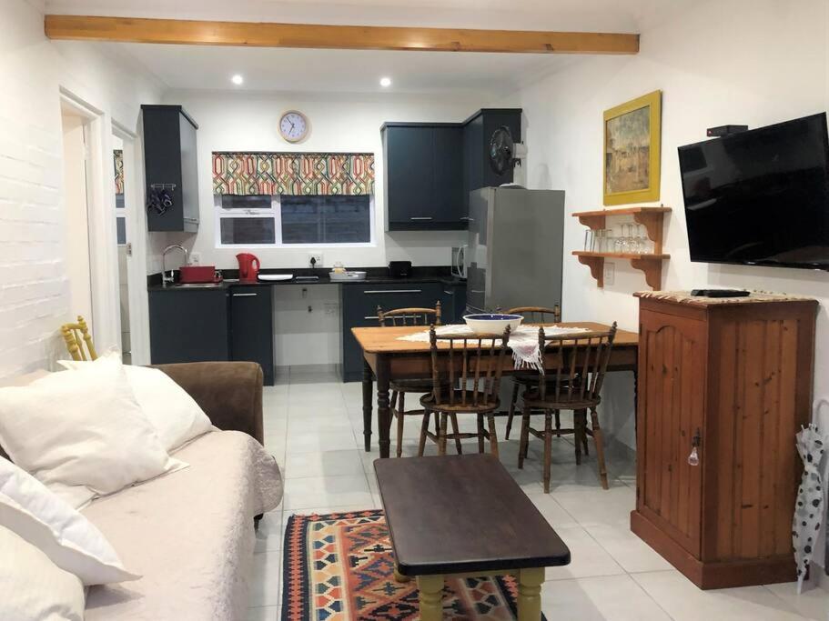 Baylight Accommodation 3 Selfcatering 1 bedroom apartment sleeps 4 - Tap to explore photos