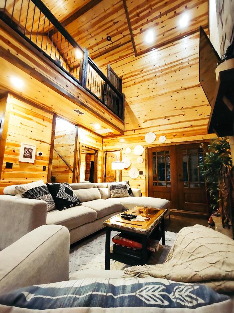 Fishers of Zen - Broken Bow Vacation Cabin photo 3