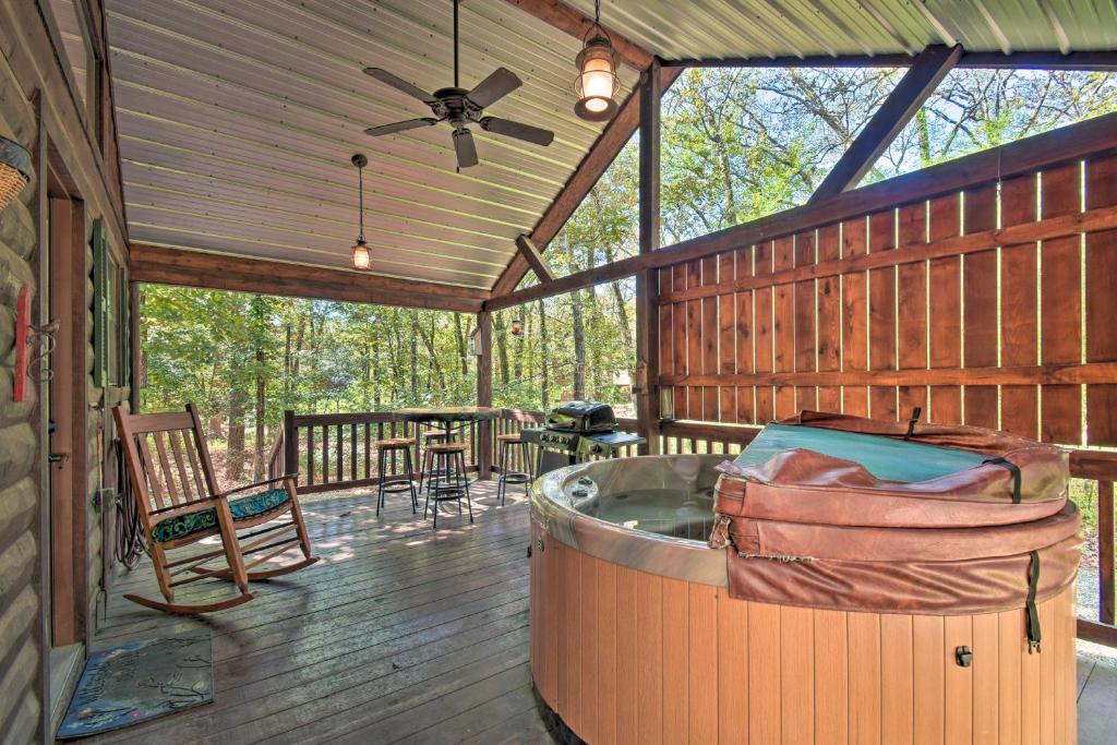 Broken Bow Hideaway with Hot Tub and Fire Pit!