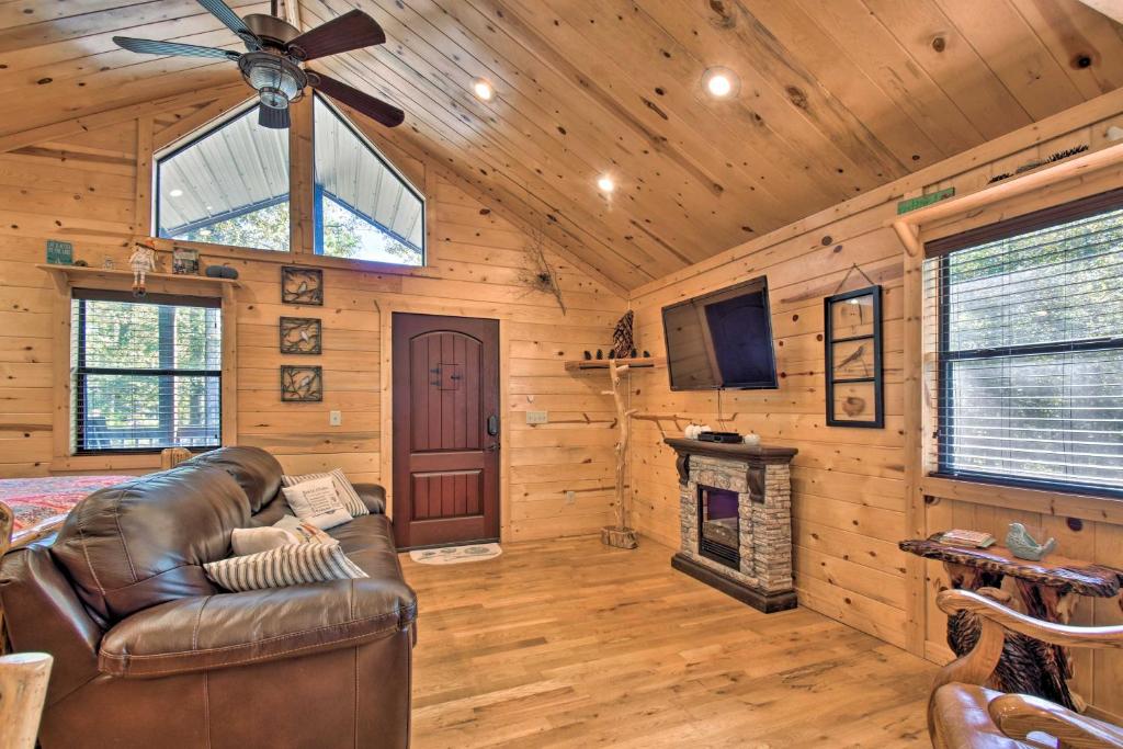 Broken Bow Hideaway with Hot Tub and Fire Pit! photo 2