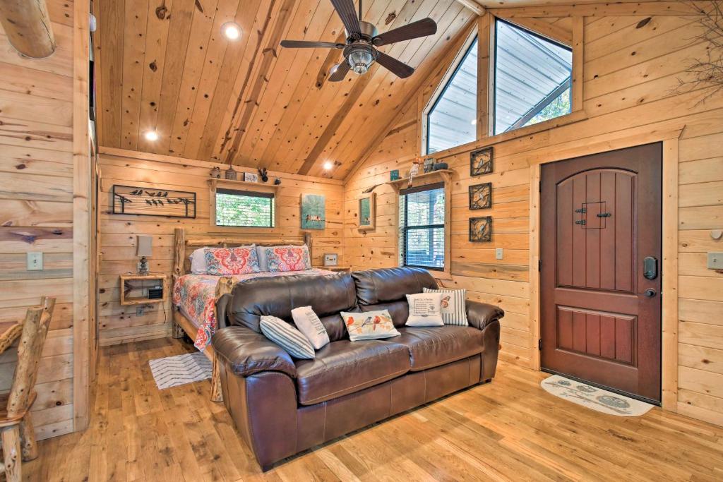 Broken Bow Hideaway with Hot Tub and Fire Pit! photo 3