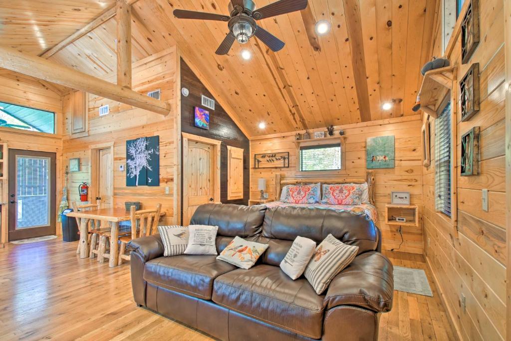 Broken Bow Hideaway with Hot Tub and Fire Pit! photo 4