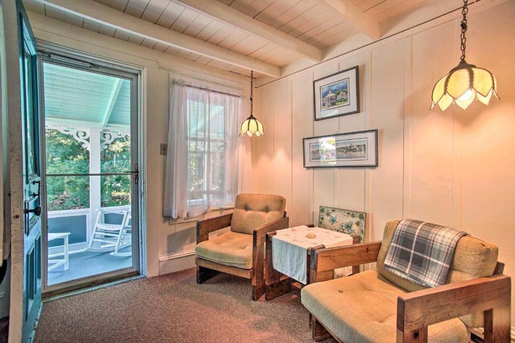Charming MV Cottage Walk to Dtwn Oak Bluffs! photo 2