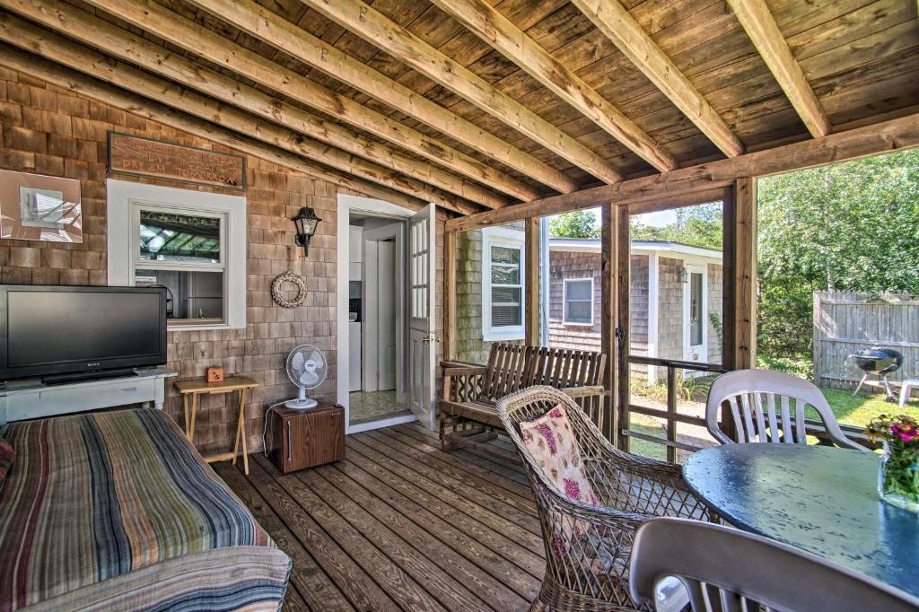Charming MV Cottage Walk to Dtwn Oak Bluffs! photo 4