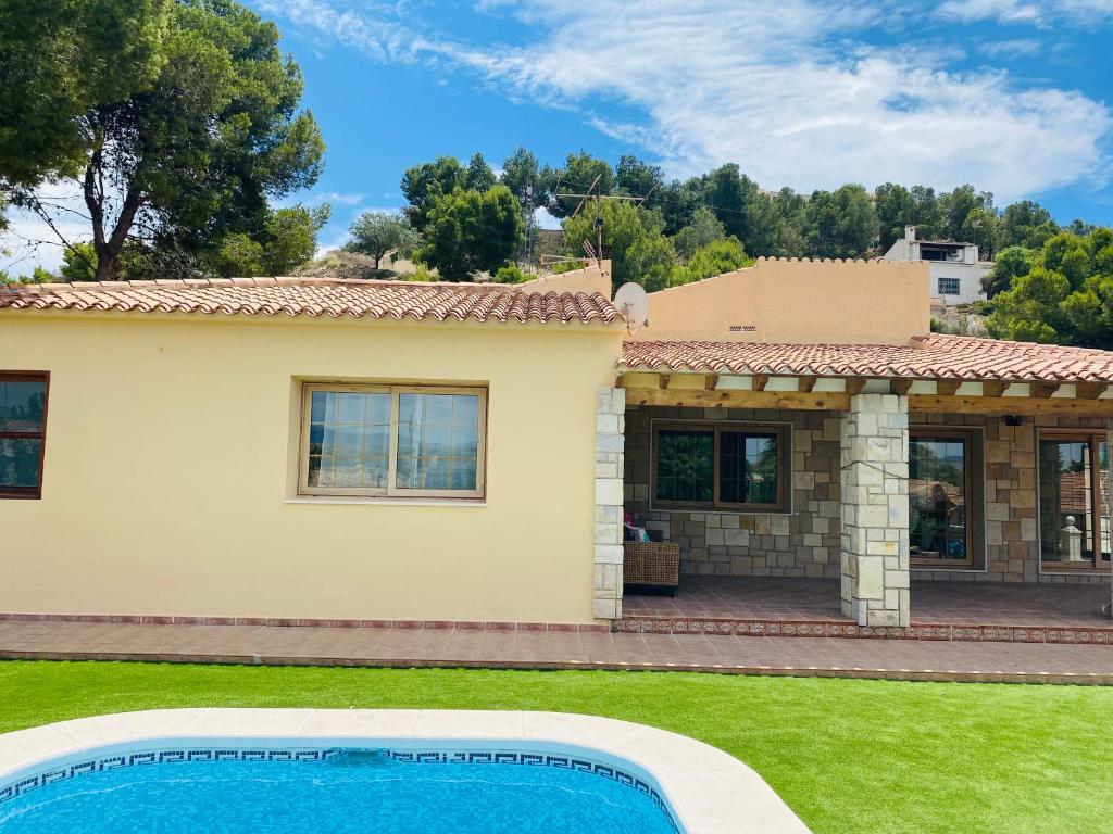 Family villa in Alicante, saltwater pool, AC and bbq photo 1