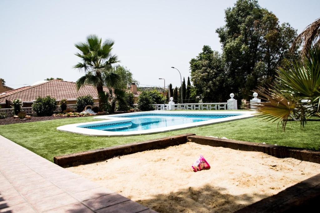 Family villa in Alicante, saltwater pool, AC and bbq photo 2
