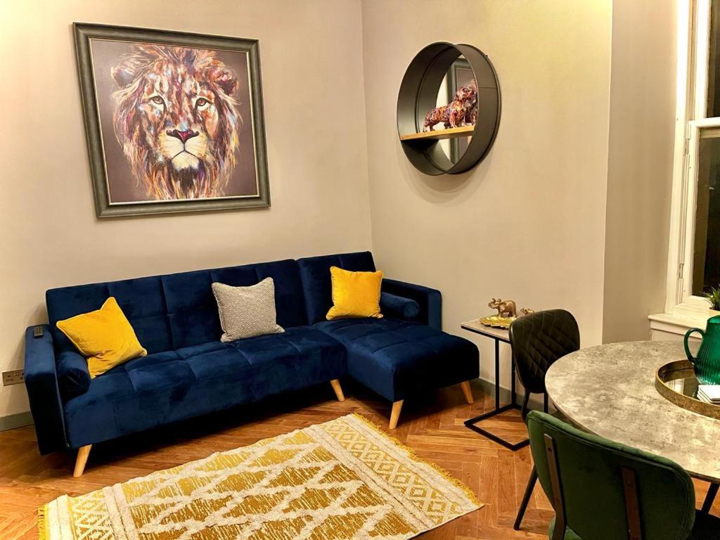 1 bed Apt in West End - Tap to explore photos