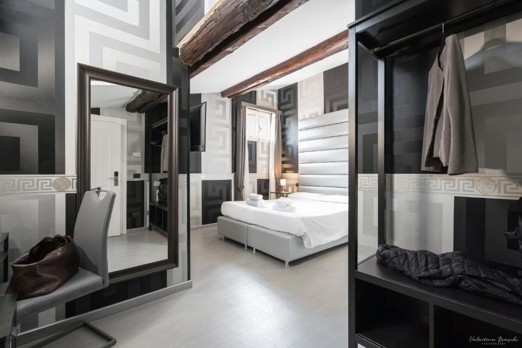 Hotel Spagna - Tap to explore photos