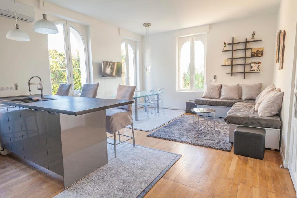 CLOSE CROISETTE-MODERN-A/C-CONGRESS-BEACHES