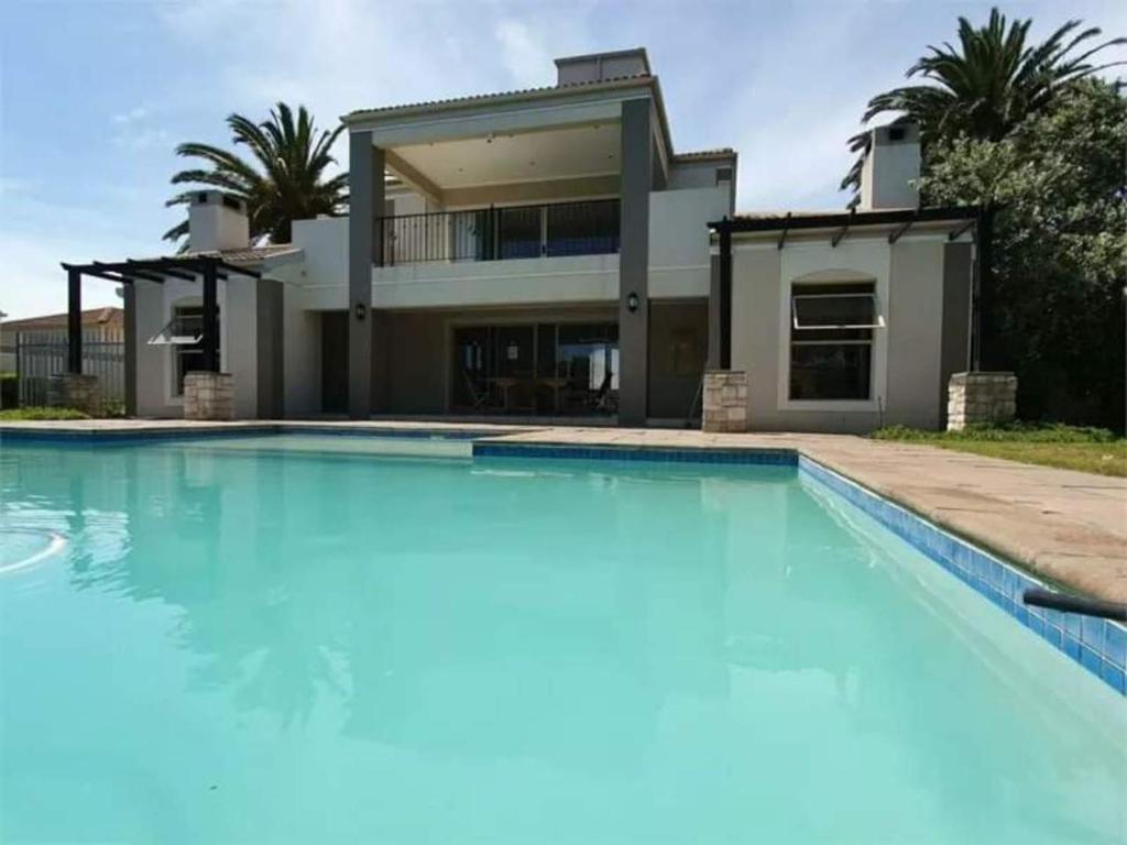 Bougain Villa Apartment - Tap to explore photos