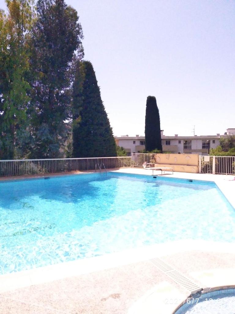 NICE- GAIRAUT - JARDIN PRIVE- GRAND F1 LUMINEUX-Piscine Collective photo 3