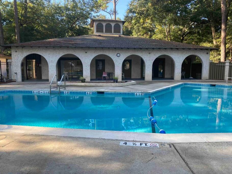 Elegant 2-bedroom pet-friendly villa w 2 parking spaces image