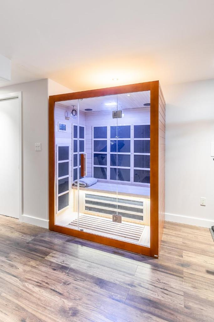 Luxury 3BR 2BA Townhome with Private HOT TUB, Gym, BBQ by GLOBALSTAY photo 4