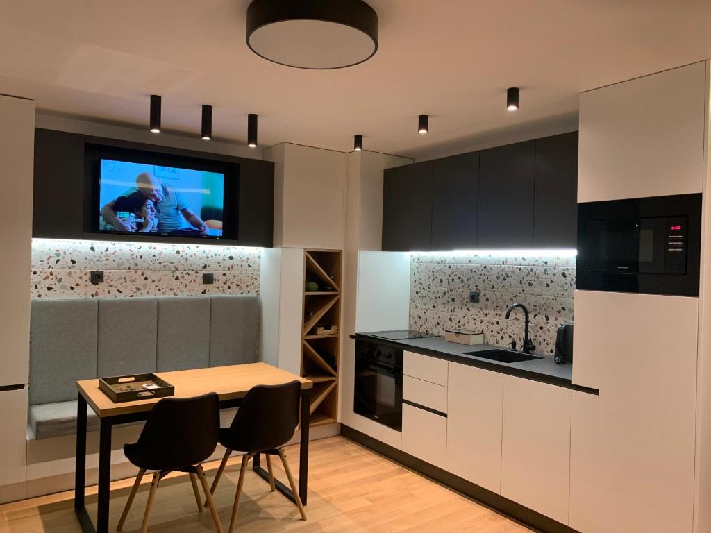 LUXURIOUS ONE BEDROOM STUDIO IN TOP CENTER photo 4