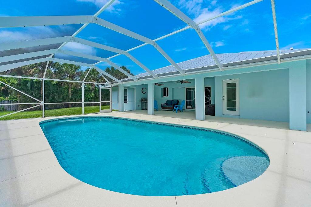 Island Beach House Private Pool and Steps to Ocean!