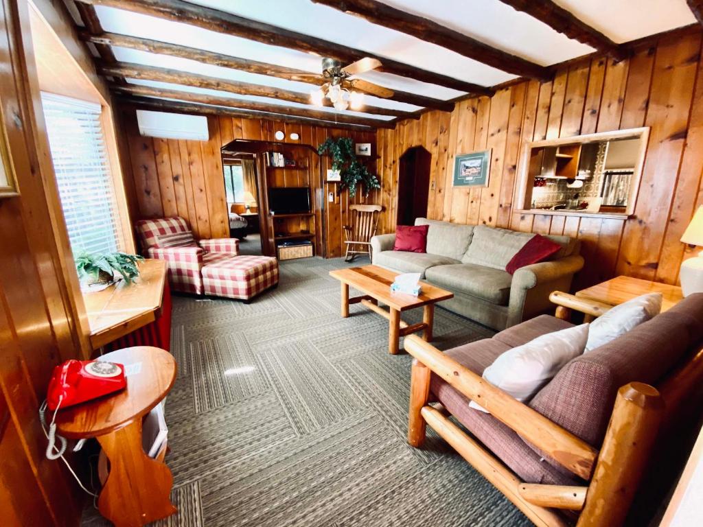Foot of the Mountain Motel photo 4