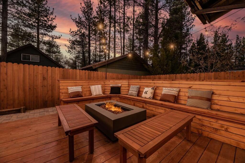 Modern Split Level Cabin -Hot Tub & Game Room photo 4