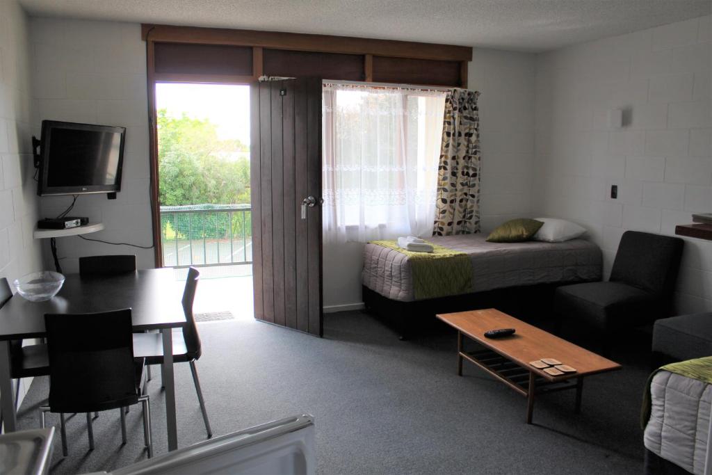 Elmore Lodge Motel photo 2