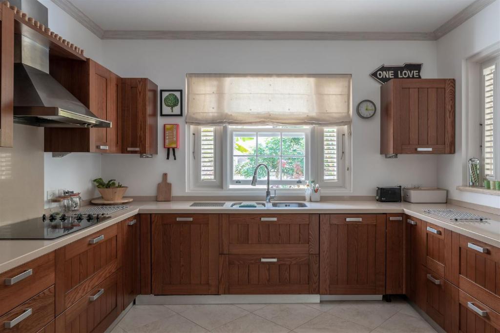 Shimmers, stunning, stylish West Coast Villa photo 4