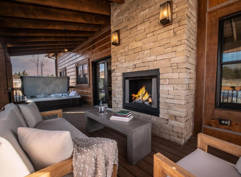 Private end unit with Jacuzzi, Two Patios, and Indoor Outdoor Fireplace image