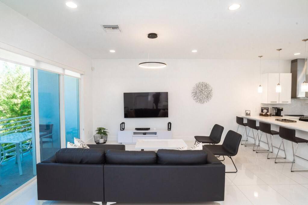 Ocean Front contemporary 3 Bedroom townhouse. photo 2