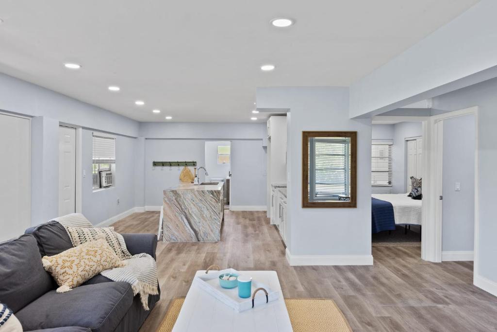 Upgraded 2BR Residence with Bikes, Steps to Sanibel Lighthouse