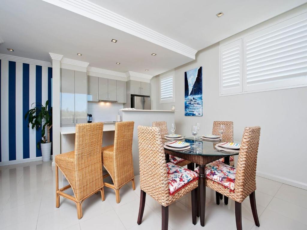 Aura Apartments Unit 12 59 Shoal Bay Road photo 4