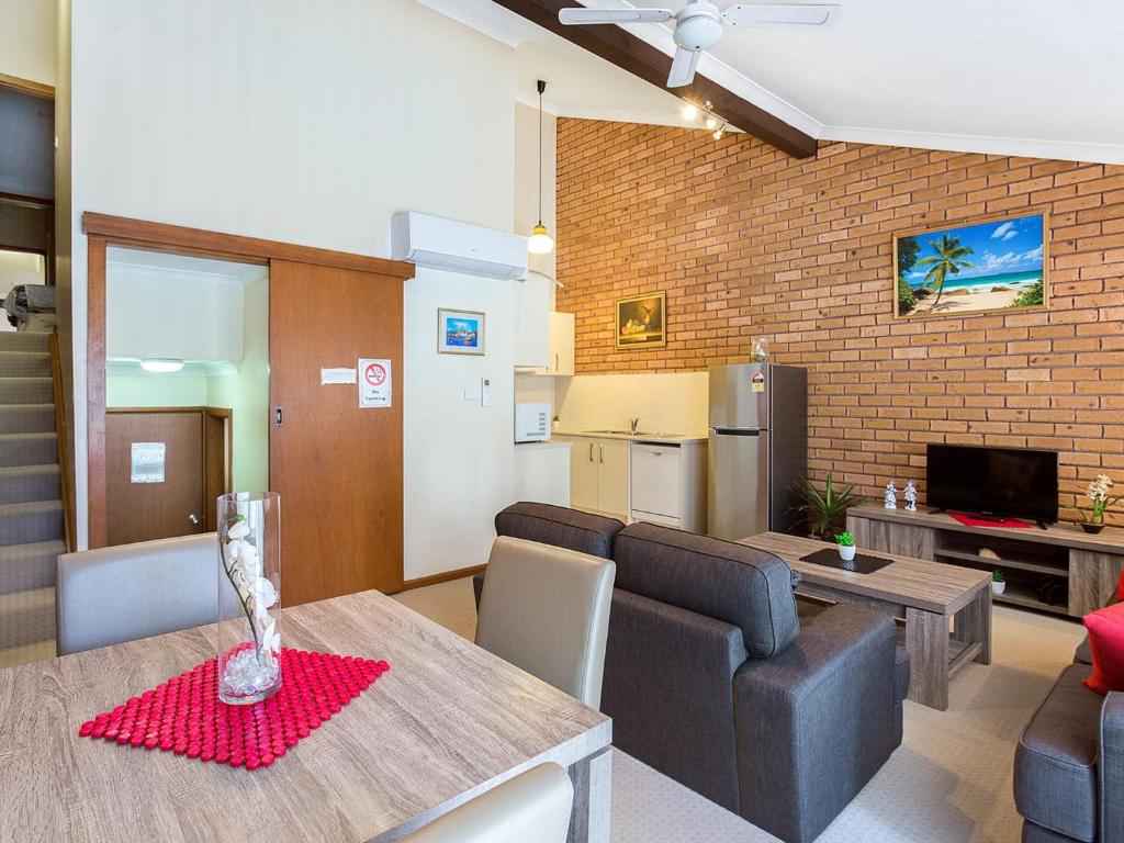 Macadamia Court 2 8 Government Road photo 3
