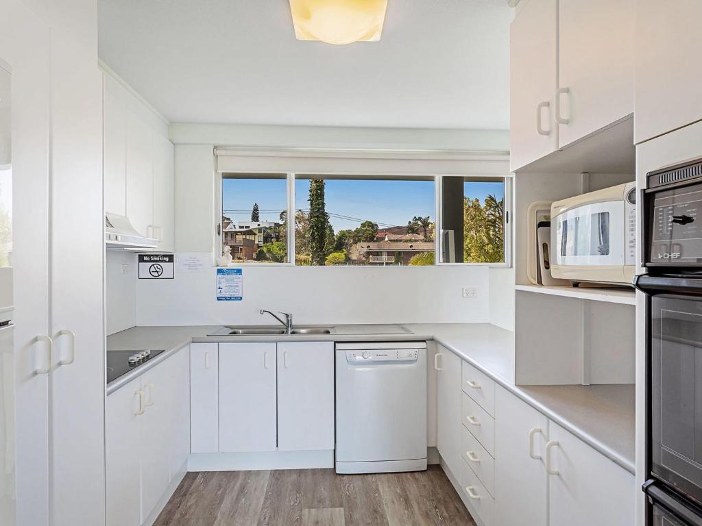 Cirrus 6 44 Marine Drive photo 3