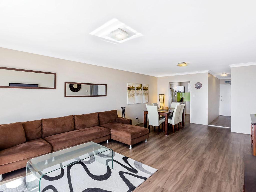 Sundeck Unit 8 51 Ronald Avenue photo 1